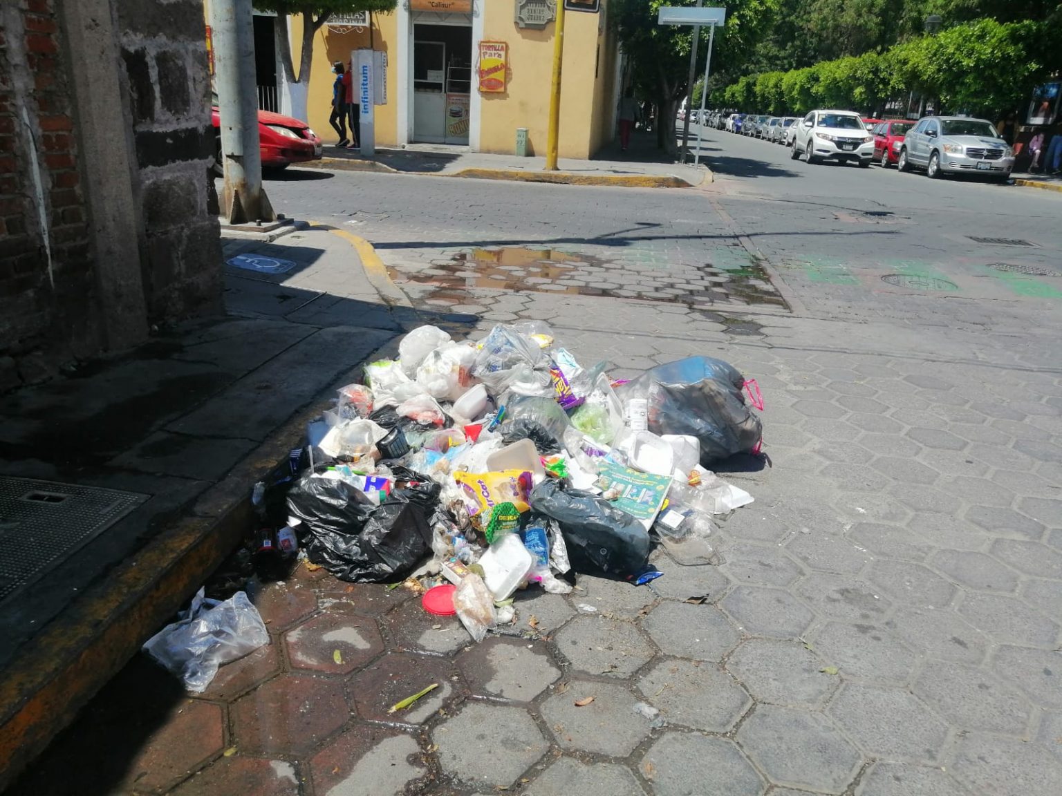 Ciudadanos y comercios acumulan basura en la capital de Tlaxcala