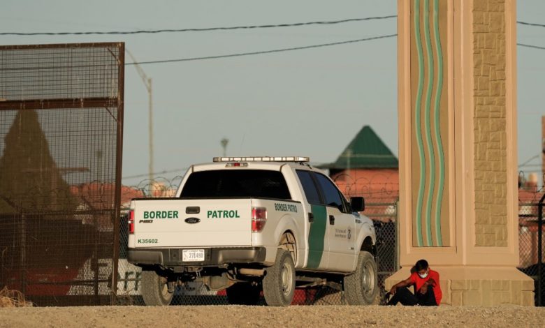 México cierra por primera vez frontera sur tras un año de pandemia y mantiene restricciones a EU