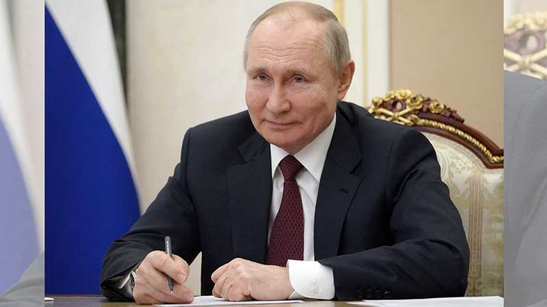 Vladimir Putin se burla de Joe Biden, quien lo calificó como un “asesino”