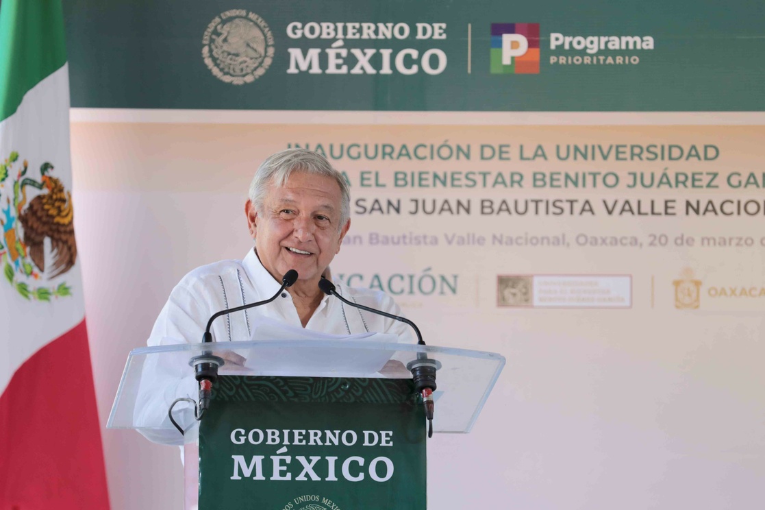 Manifestantes rompieron valla de seguridad y lograron que AMLO bajara su ventana: así fue su visita en Oaxaca