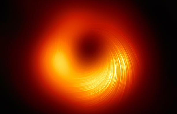 Revelan una nueva imagen del agujero negro M87 con sus campos magnéticos