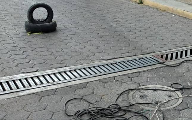 Identifican con cámaras del C2 camioneta de supuesto ladrón de alcantarillas en la capital