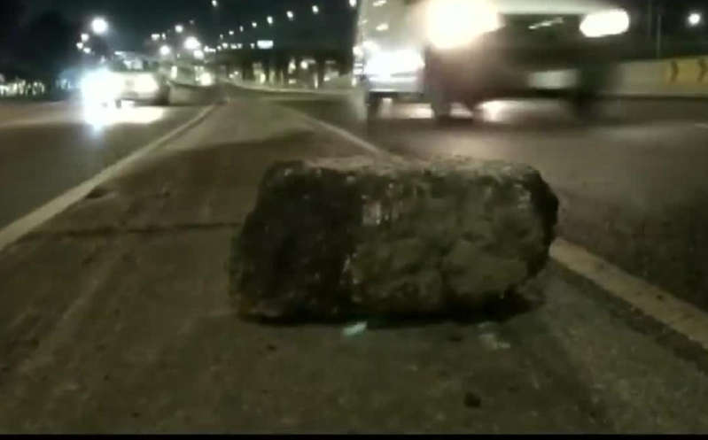 Colocan piedras sobre avenidas para dañar autos y robar a conductores