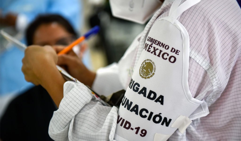 Menos del 1% de adultos mayores con reacción a vacuna anticovid