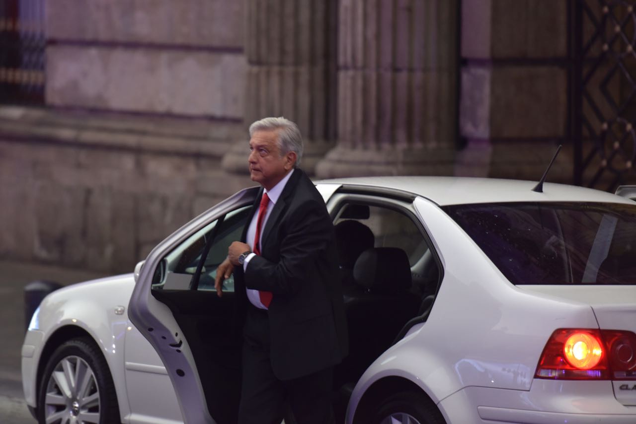 Jetta de AMLO viola semáforo rojo y reglamento de tránsito de la CDMX