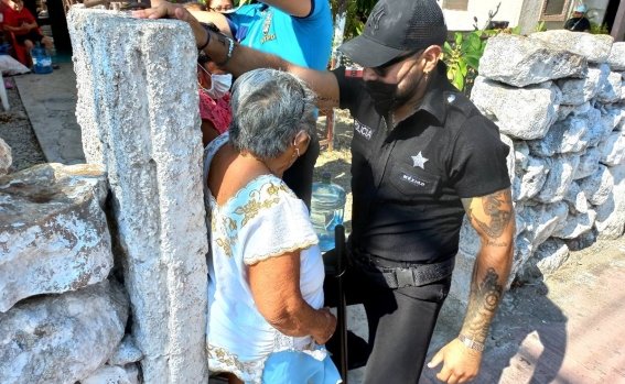 policia bailandole a senora