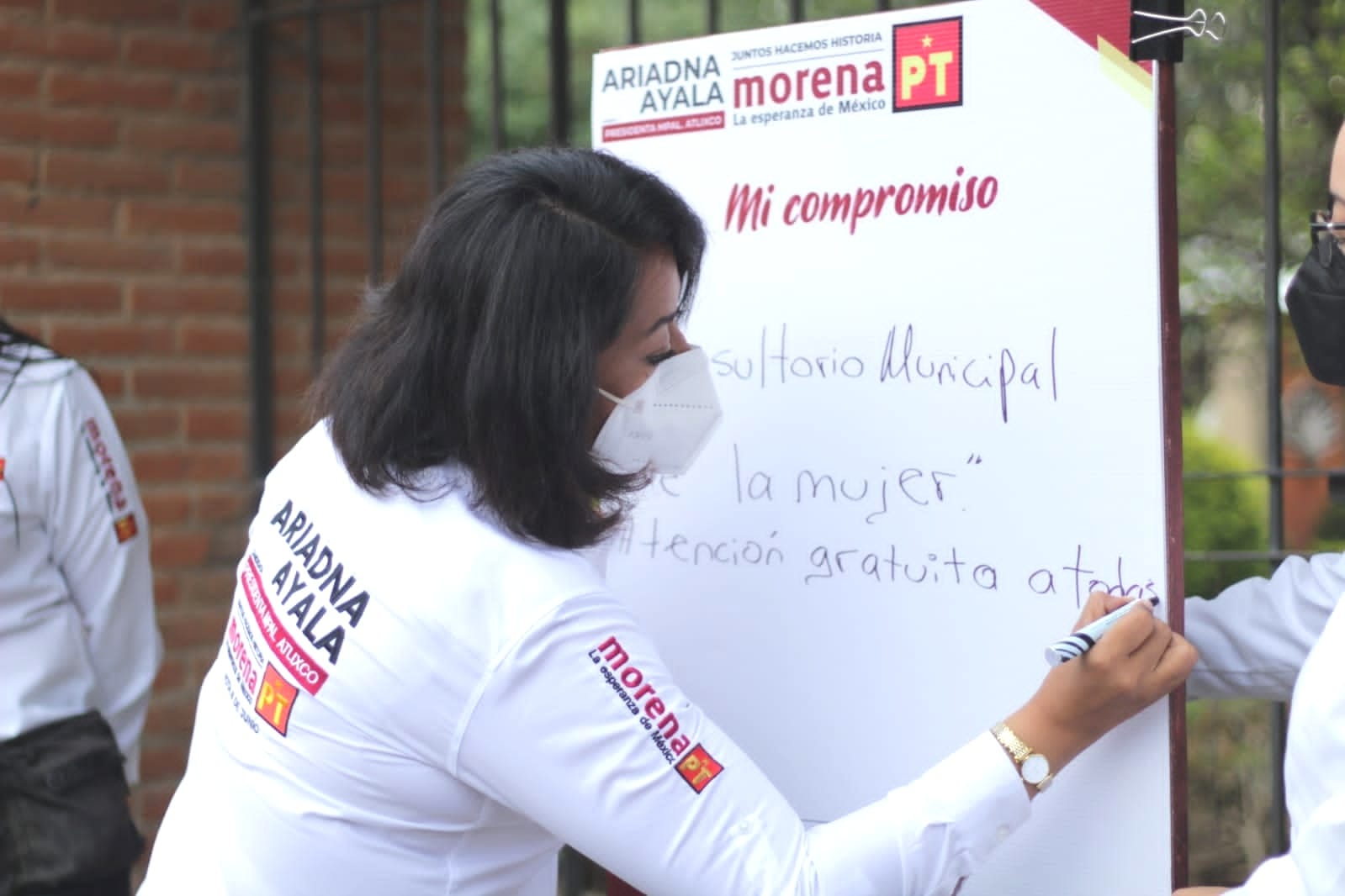Ariadna Ayala firma compromiso por la salud de las mujeres atlixquenses