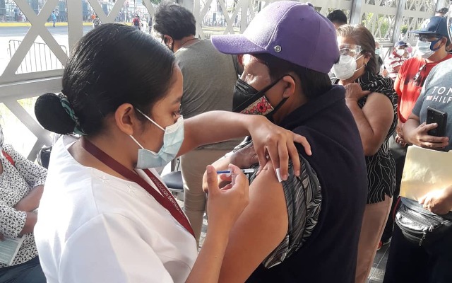 Iniciará el 18 de mayo la vacunación para 160 mil docentes y trabajadores del sector educativo de Puebla