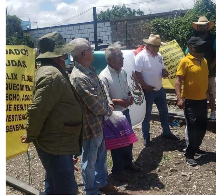 Ex trabajadores de ferrocarriles bloquean las vías del tren en Amozoc; rechazan al líder Víctor Félix 