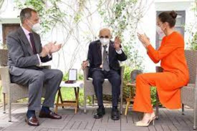 Los Reyes entregan a Francisco Brines el Premio Cervantes en su casa