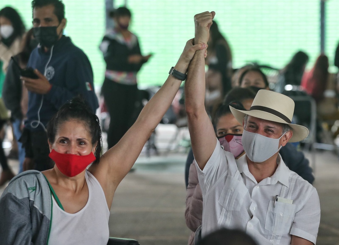 López-Gatell recibe vacuna contra COVID-19