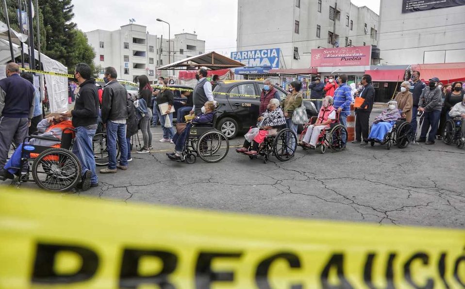 Enfermera simula aplicación de vacuna contra covid en Puebla