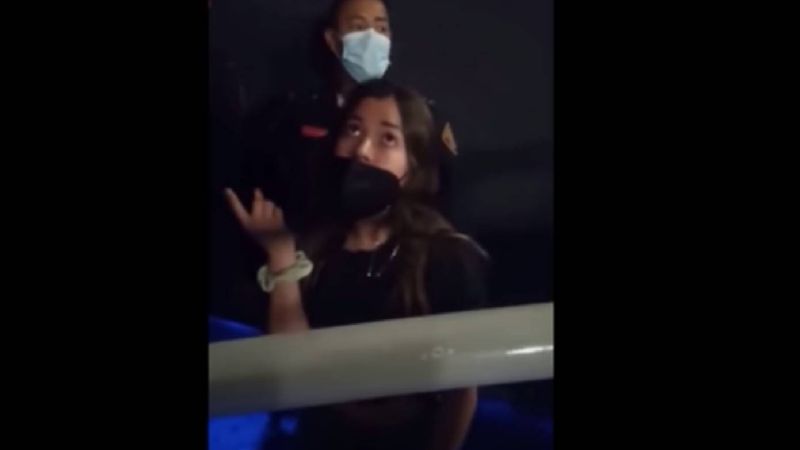Mujer agrede a empleado de cine y lo amenaza con denunciarlo por acoso todo por pedir bajar los pies del asiento delantero