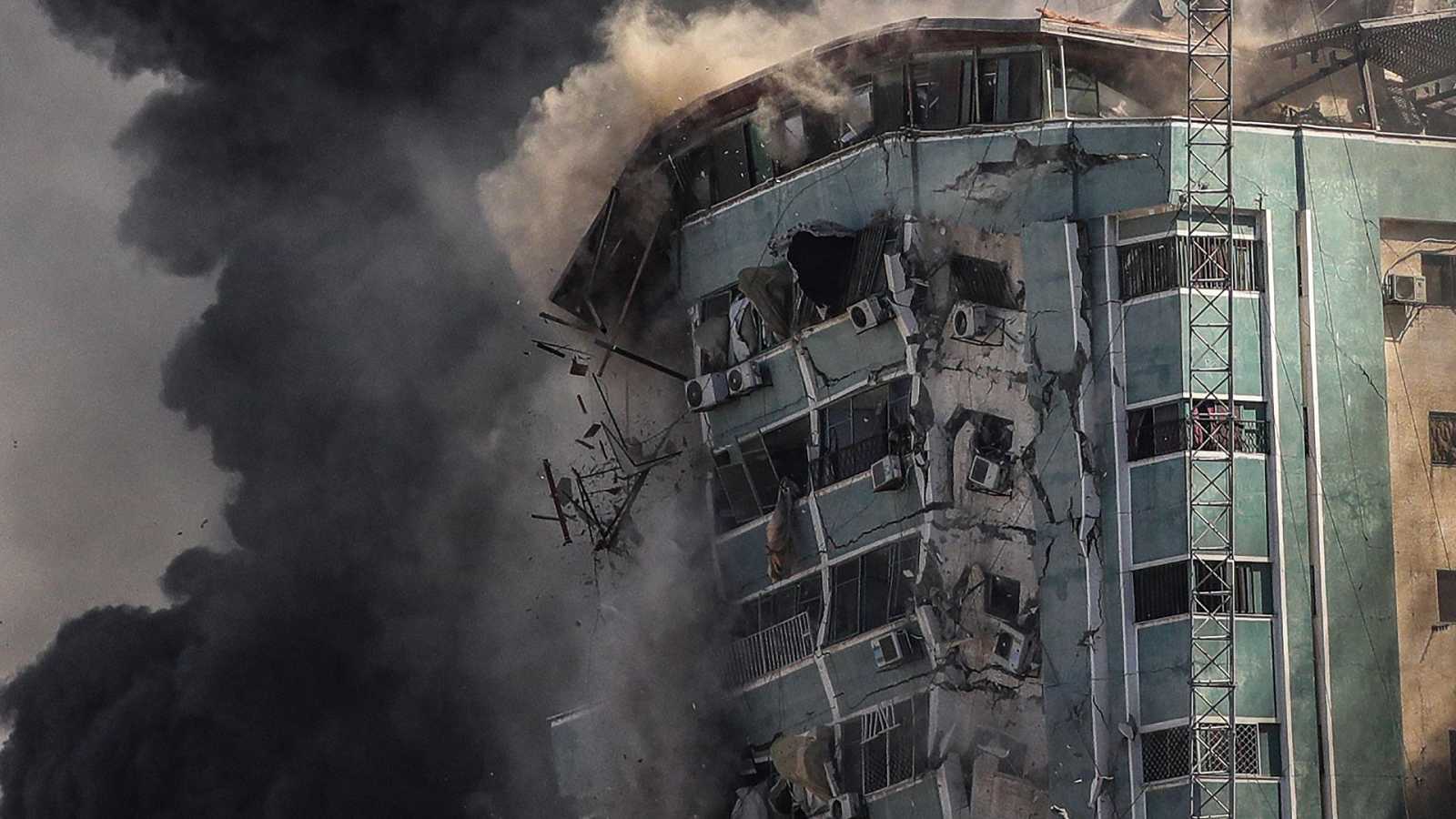 Israel bombardea otra torre en Gaza, sede de agencia AP y Al Jazeera