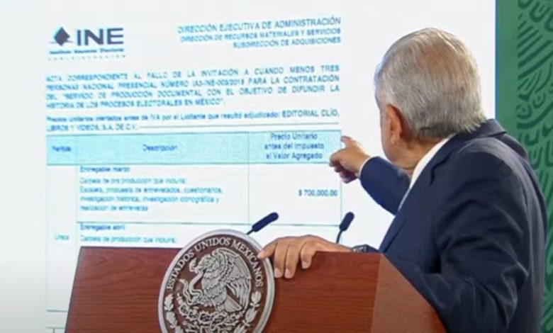 AMLO retoma su embestida contra el INE y le reclama por documental producido en 2018