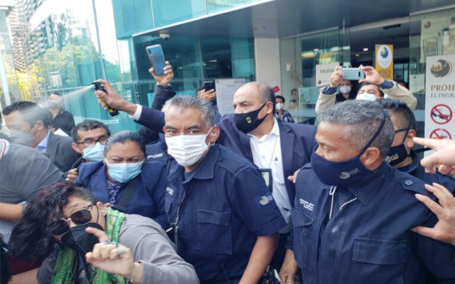 Personal de la Fiscalía de Puebla agrede con gas pimienta a familiares de víctima de feminicidio