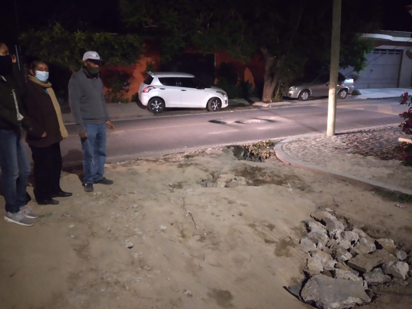 Socavones y aguas residuales aquejan al Barrio de Comalteapa en la Magdalena Tlaltelulco