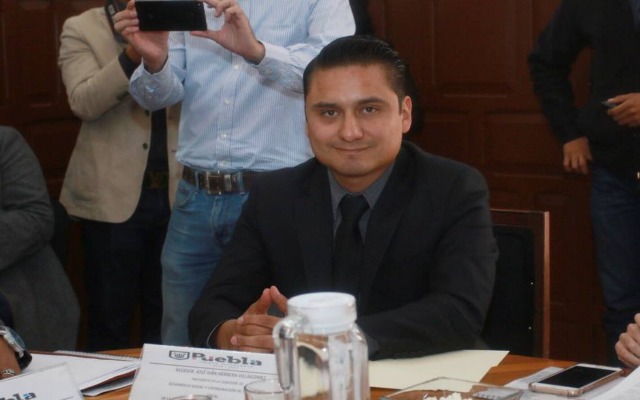 Pide Miguel Barbosa que partidos políticos denuncien a candidato de Morena por lucrar con vacuna contra el Covid