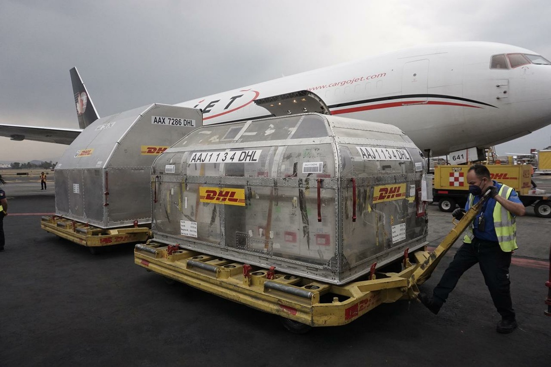 Llega nuevo lote con 585 mil vacunas contra coronavirus de Pfizer al AICM