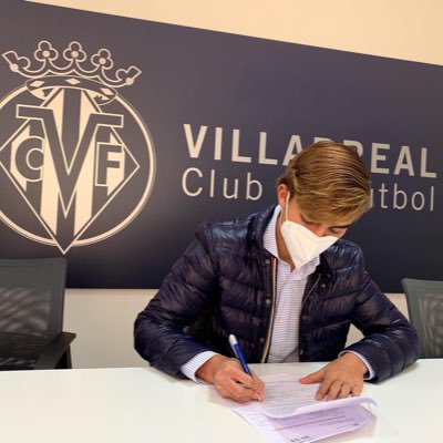 El poblano Emiliano García celebró el título del Villarreal en la Europa League