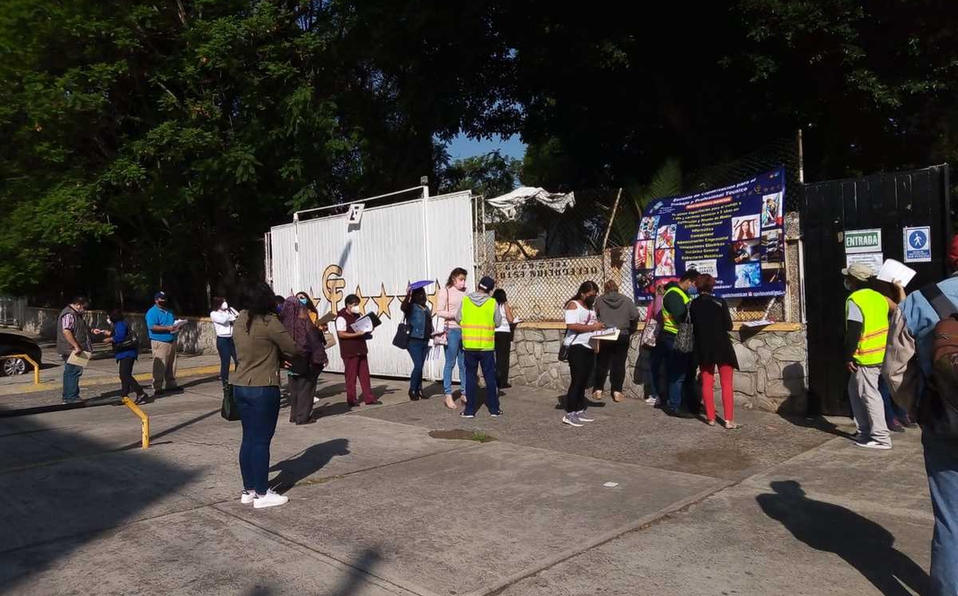 En cuarto día de vacunación a maestros en Puebla, disminuyen asistentes sin código QR