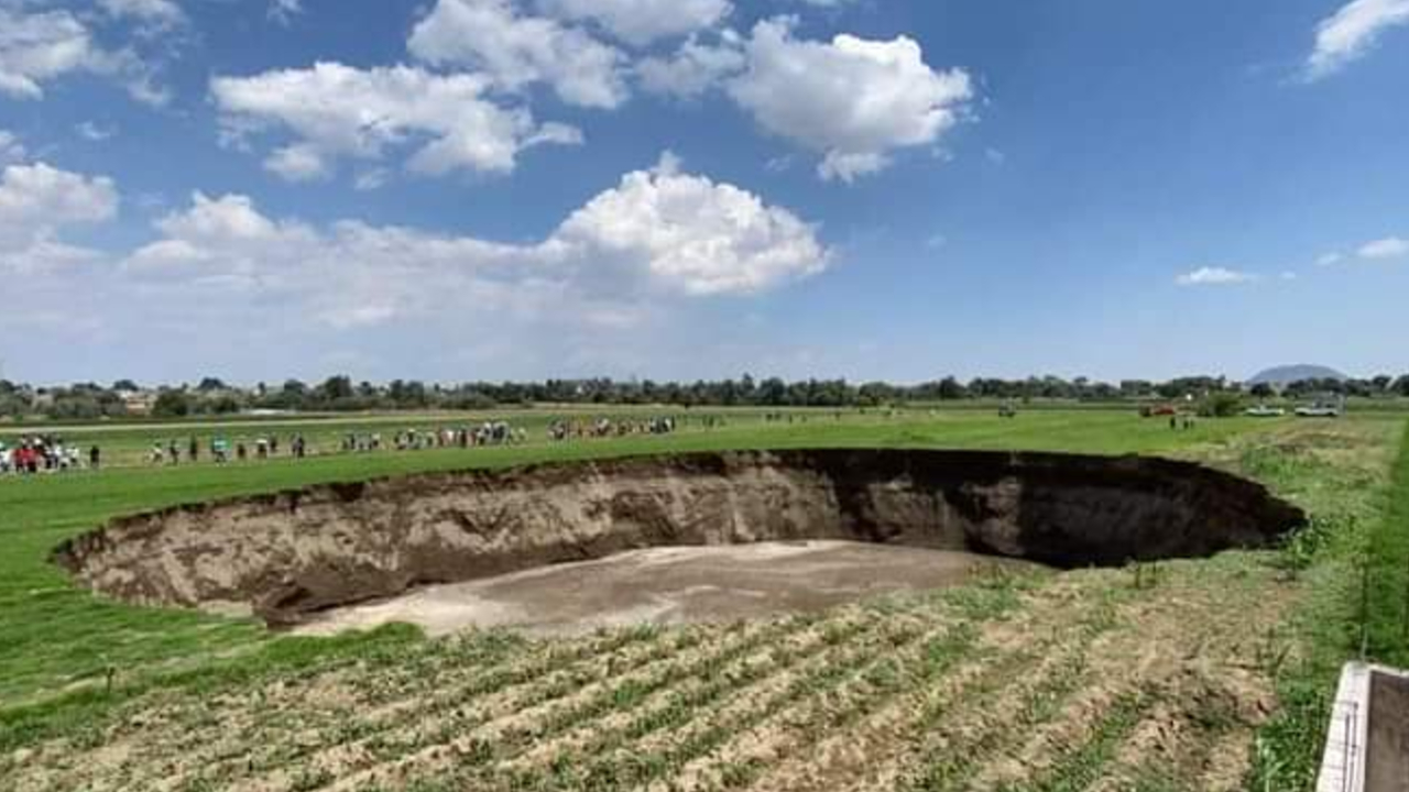 Habitantes de Juan C. Bonilla encuentran gran socavón en Santa María Zacatepec   