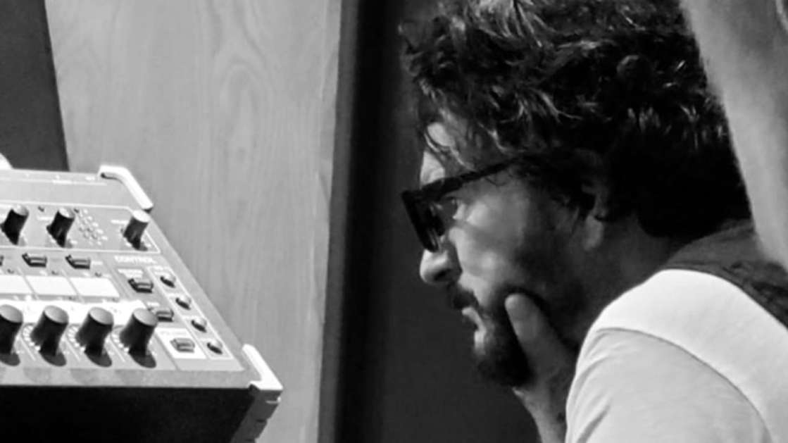 Arjona canta en metro de Nueva York, pero nadie lo reconoce