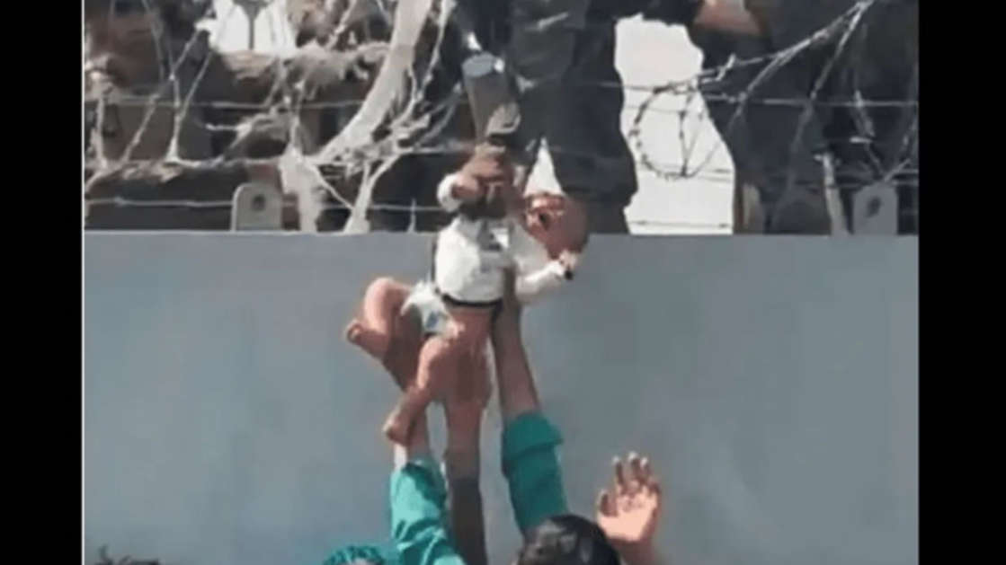 El bebé que fue entregado en muro de aeropuerto de Afganistán ya se encuentra con su padre