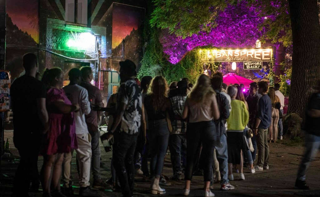 Centros nocturnos abrirán sólo para vacunados o curados de covid-19 en Alemania