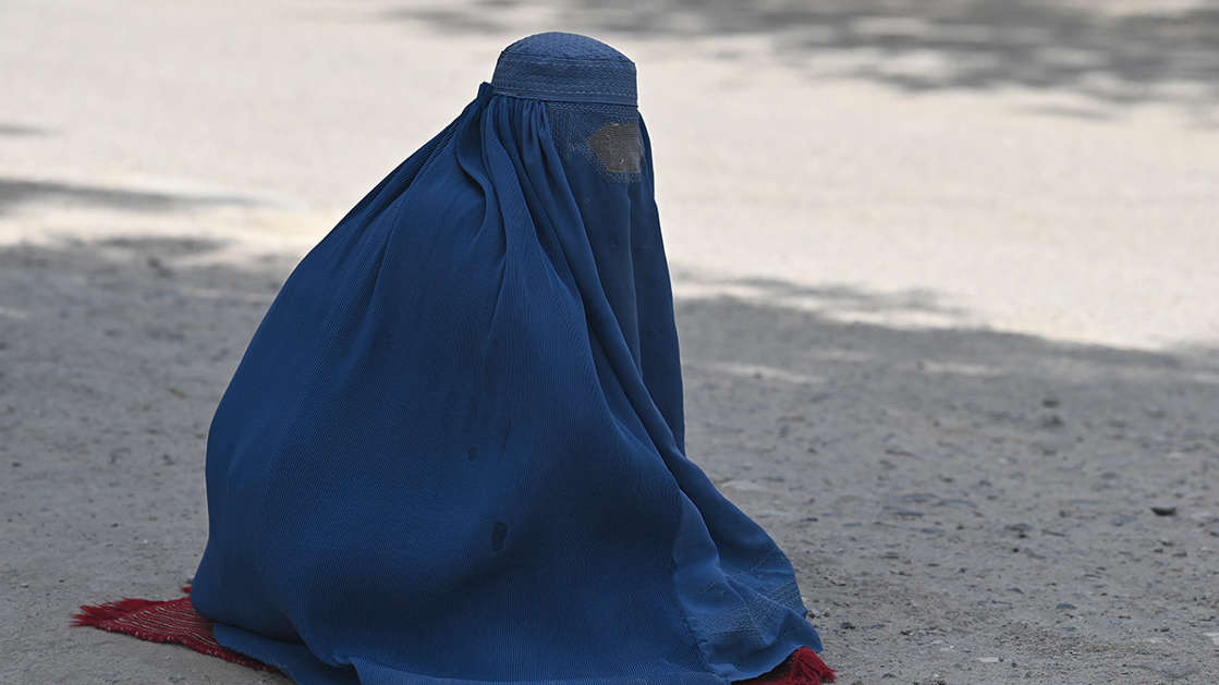 Talibanes matan a mujer por no usar la burka