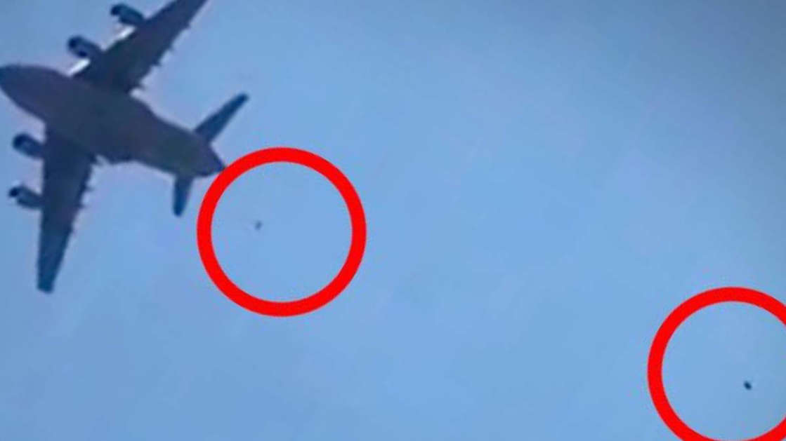 La Fuerza Aérea de EU encontró restos humanos de personas aferradas al avión en Afganistán