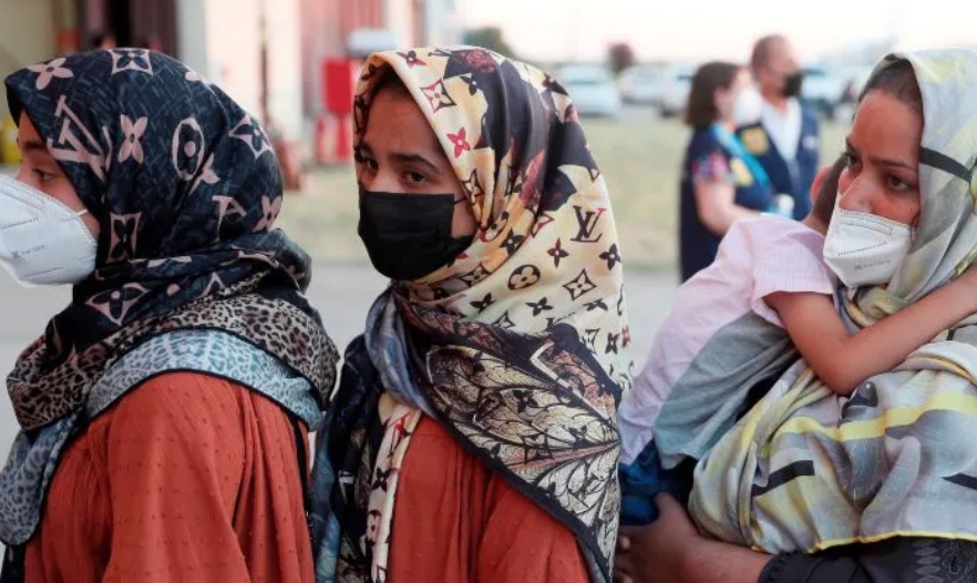 Van 13 países que recibirán a afganos evacuados; detalla Estados Unidos