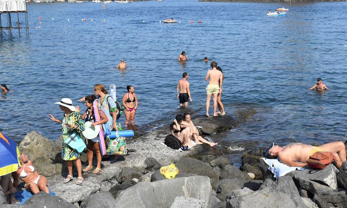 Fiesta con más de 10 mil personas termina con un muerto, covid y denuncias por violación: Italia