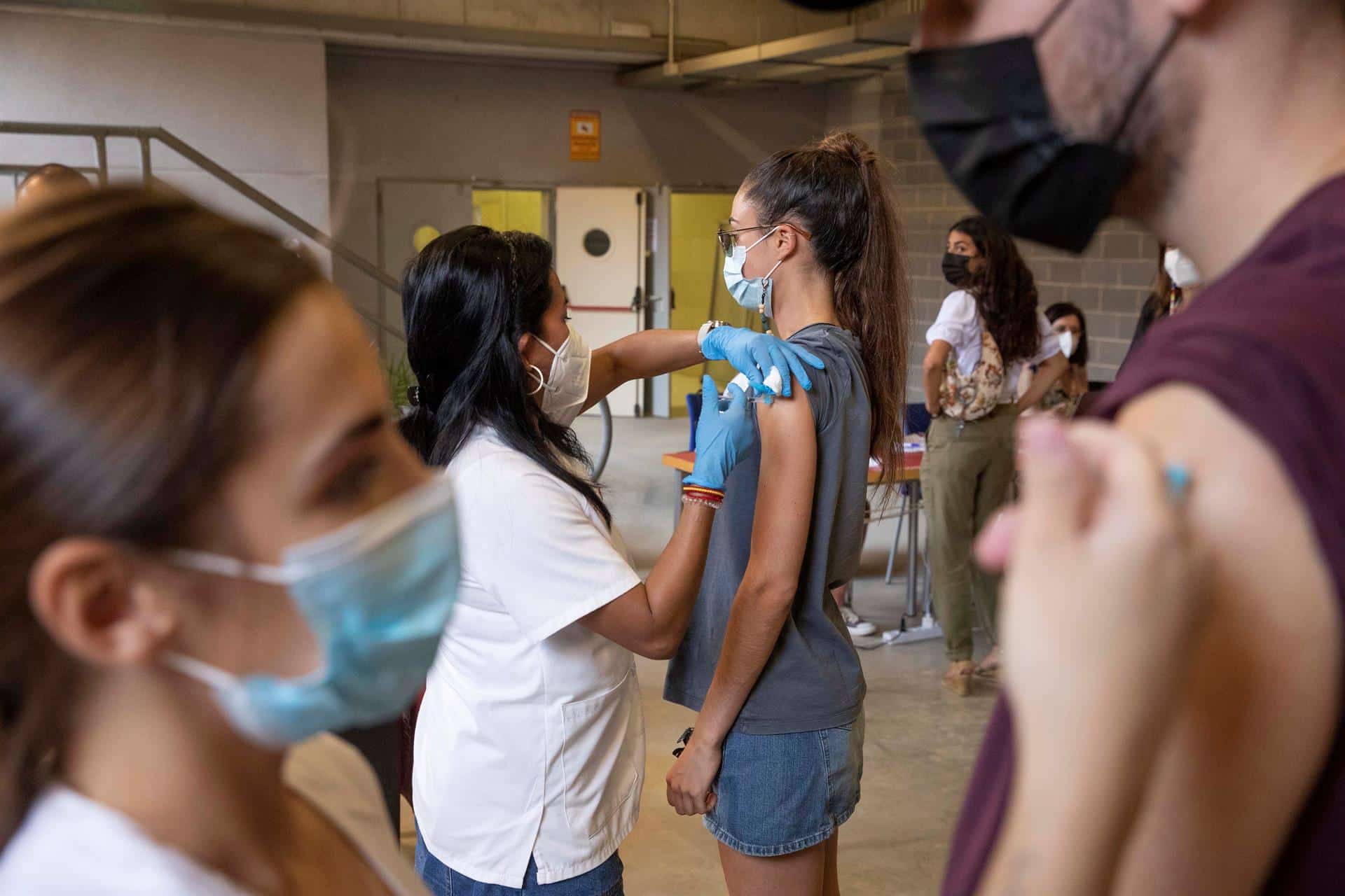 Jóvenes abarrotan centro de vacunación anticovid: Chiapas