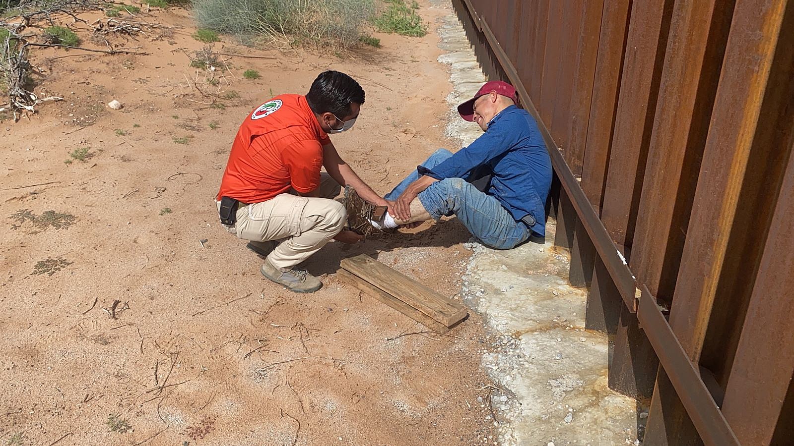 Hallan a migrante que llevaba tres días lesionado tras caer del muro de EE.UU.