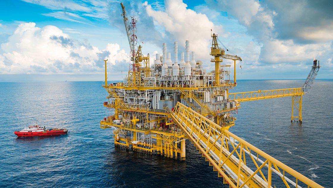 Petróleo incrementa tras tormenta que amenaza área de producción en Golfo de México