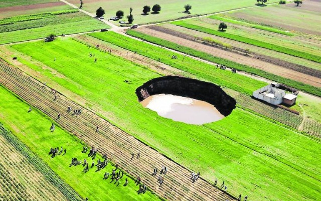 Socavón en Zacatepec podría ser resultado de extracción de mantos acuíferos, afirma Medio Ambiente