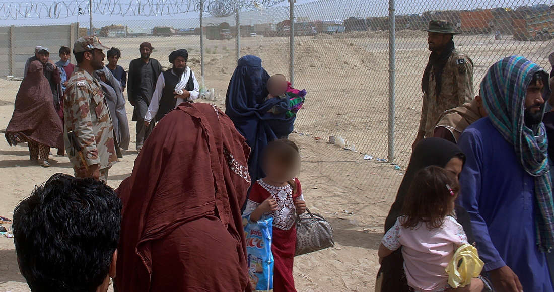 Talibanes intentan mostrarse tolerantes con las mujeres