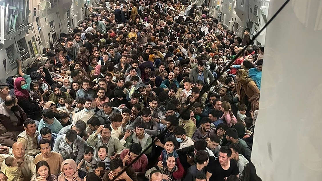 ¡Avión militar de EU rompe récord! Transportó más de 823 pasajeros provenientes de Afganistán