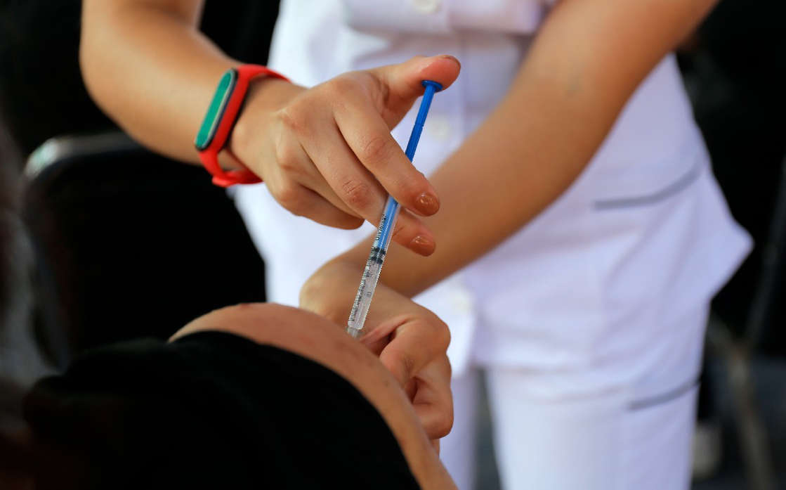 Hombre se vacuna cinco veces contra covid-19