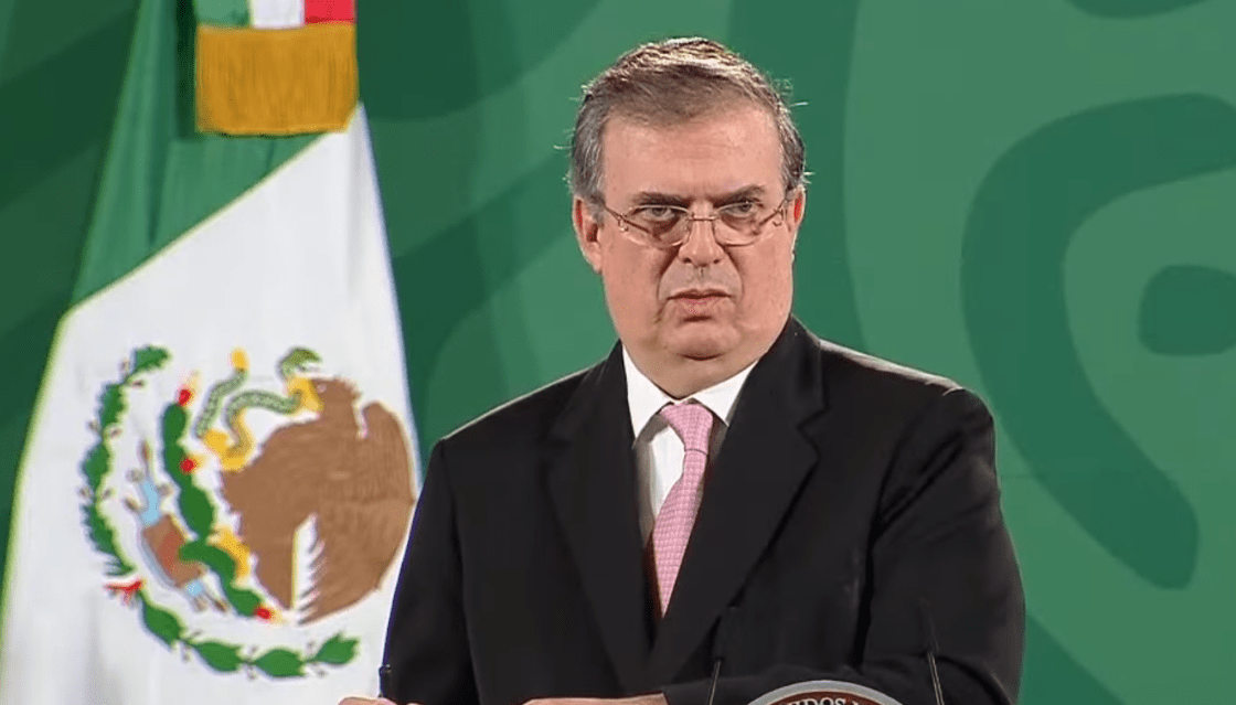 Pasaportes de menores tendrán foto de sus padres; dice Ebrard