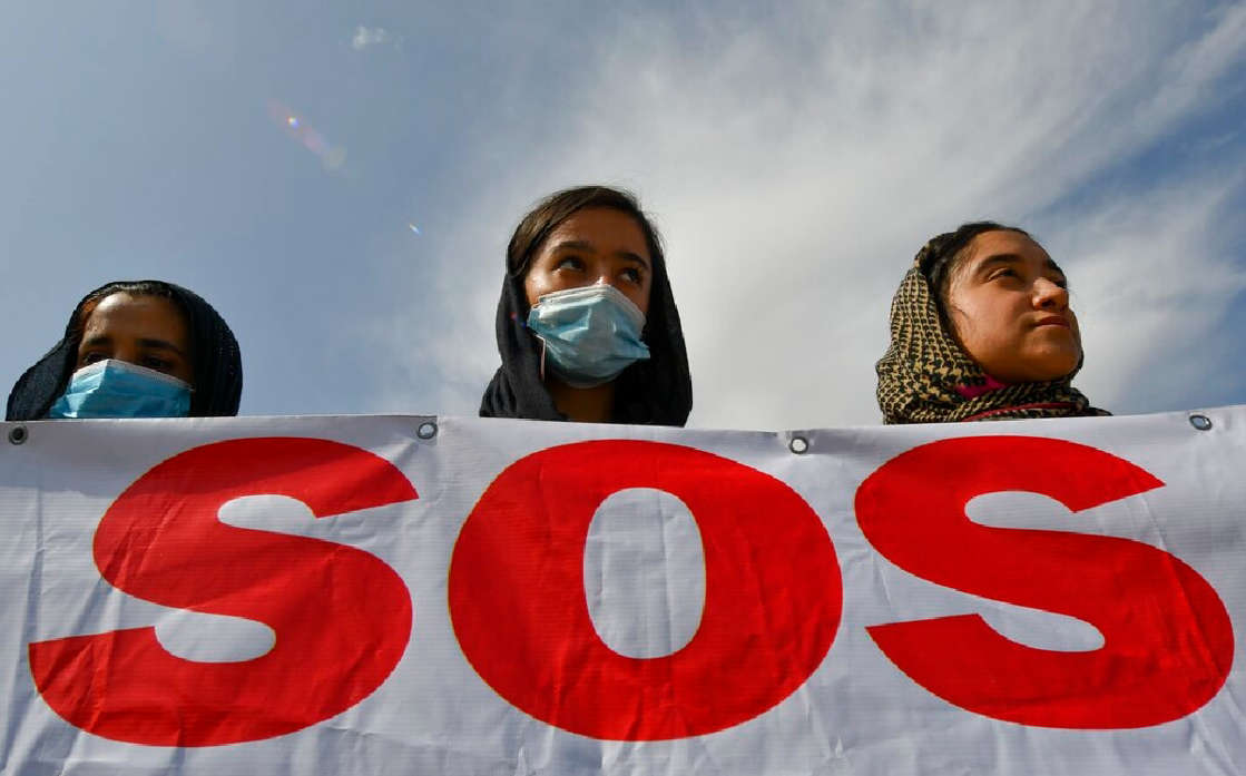 Inmujeres marchan para pedir garantizar los derechos humanos de niñas y mujeres en Afganistán