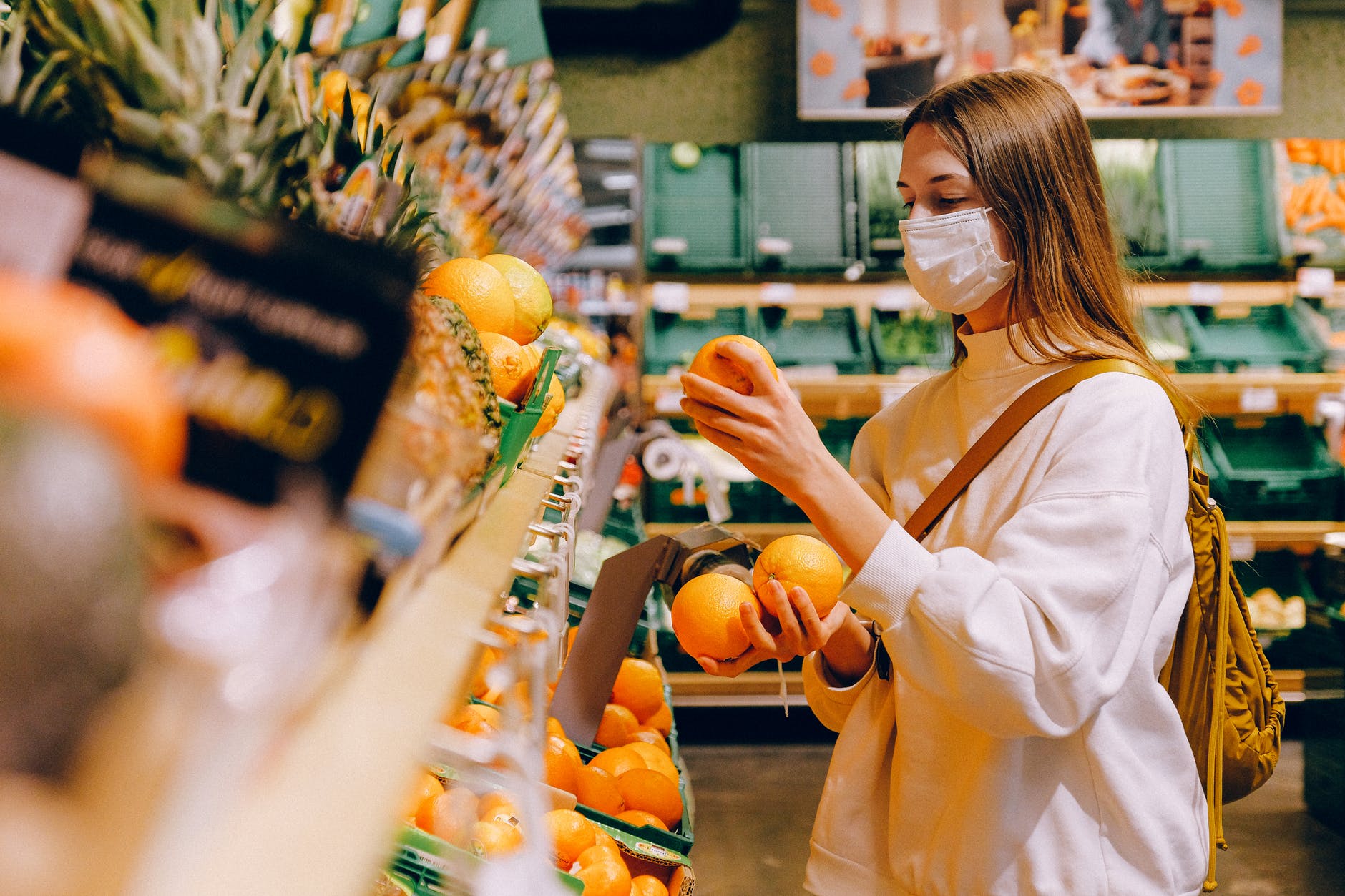 Encarcelan a mujer que escupió en alimentos del supermercado tras tener covid-19