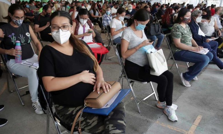 Más de 60 embarazadas presentan posibles reacciones adversas tras recibir vacuna COVID: SSA