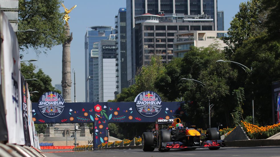 Cien mil personas salieron a las calles de CDMX para ver recorrido de 'Checo' Pérez