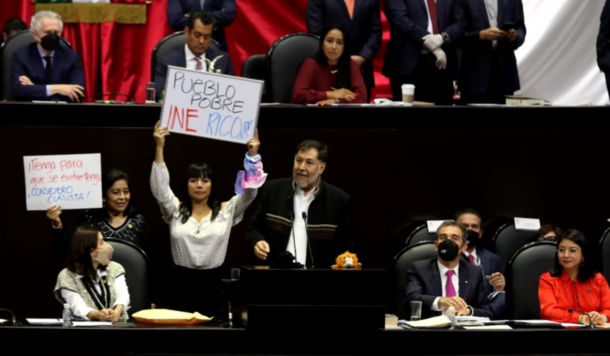 En comparecencia, diputados le gritan a Lorenzo Córdova "¡Bájate el sueldo!"