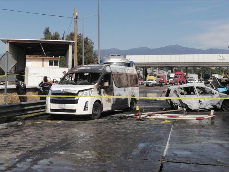 Tráiler embiste a múltiples vehículos dejando cuerpos calcinados al instante en la caseta de San Marcos