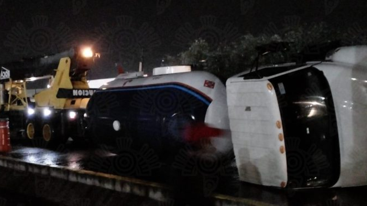 Se volcó una pipa de gas LP en Cuautlancingo 