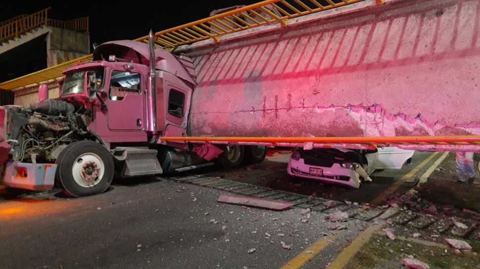 Tráiler derriba puente peatonal en la México - Texcoco al impactar su góndola con la estructura