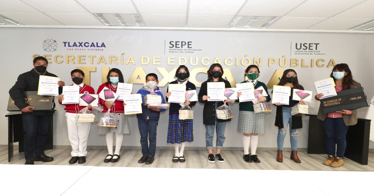 Autoridades premian a ganadores del “concurso de expresión literaria sobre los símbolos patrios 2021”